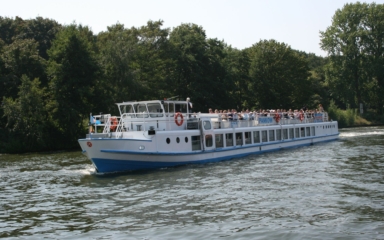 Genießen Sie auf dem großzügigen Außendeck des Schiffes die Natur entlang der Havel vorbei an den Schlössern und Burgen von Potsdam. Unterbrechen Sie die Fahrt und genießen Sie die schöne Landschaft. Das Schiff ist zweckgemäß eingerichtet. Gastronomische und kulturelle „rundum“-Versorgung gehören auch auf diesem Schiff zum Service.