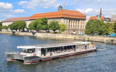 Schließen Sie die Augen und hören Sie nur das sanfte Plätschern der Spree, auf der Sie geräuschlos durch die Berliner Metropole gleiten. Nutzen Sie unser einmaliges Angebot, um mit Ihren Gästen einen unvergesslichen Tag an Bord unseres umweltfreundlichen, emissionsfreien Solar-Katamarans „SunCat 120