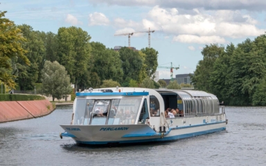 Entdecken Sie Berlin aus einer anderen Perspektive mit einer Tour auf der MS „Pergamon“. Bekannt als die kleine „Gläserne“, eignet sie sich ideal für einen Ausblick auf den freien Himmel. Das Panoramadach ermöglicht Ihnen einen Rundumblick auf die Hauptstadt mit einem sehr hohen Standard an Komfort. Das Außendach lässt sich zudem aufschieben, was an warmen Sommertagen und -nächten zum Träumen und Genießen einlädt. Betrachten Sie Berlin und seine Mannigfaltigkeit doch mal aus einem anderen Blickwinkel!