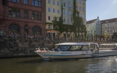 Schön und zierlich wie ihre Namensgeberin präsentiert sich die MS „Nofretete“ auf den Berliner Gewässern. Genau wie die Büste der Nofretete, ist das moderne Schiff in der deutschen Hauptstadt zuhause. Mit einer gemütlichen Brückenfahrt können Sie sogar den „Heimatort“ der Büste entdecken, denn Sie werden unter anderem direkt an der Museumsinsel vorbeifahren und spannende Informationen über die Berliner City erfahren. Bei schönem Wetter auch gern mal „oben ohne“, können Sie Ihre Entdeckungsreise mit der MS „Nofretete“ und ihrem Cabrio-Dach antreten.